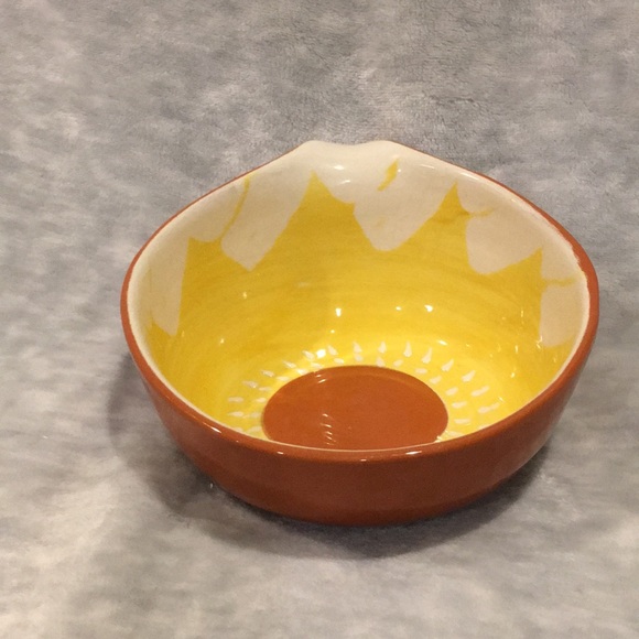 Crate & Barrel Sunflower Juicing Bowl glazed Ceramic Portugal NWT 7.5”x6.5” - Picture 6 of 16